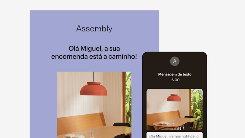 Uma sala de jantar moderna com mesas de madeira, cadeiras pretas e luminárias suspensas na cor coral. Uma janela com vegetação aparece ao fundo.