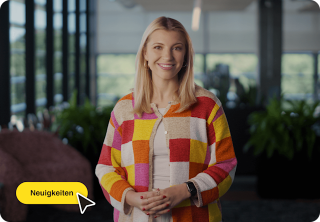 Bild einer stehenden und lächelnden Person mit einer schwebenden abstrakten Benutzeroberfläche, bestehend aus einem Mauszeiger und einer Schaltfläche. Das visuelle Element zeigt, wie Benutzer die neuen erweiterten Features von Mailchimp entdecken können.