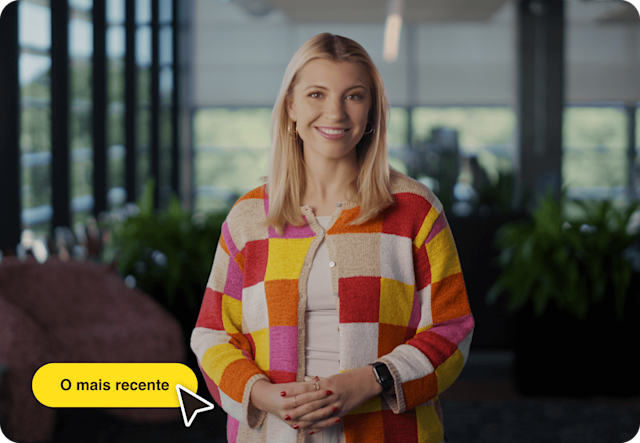 Imagem de uma pessoa de pé e sorrindo com uma interface de usuário abstrata flutuante de um cursor e botão do mouse. O visual demonstra como os usuários podem explorar os novos recursos avançados do Mailchimp.